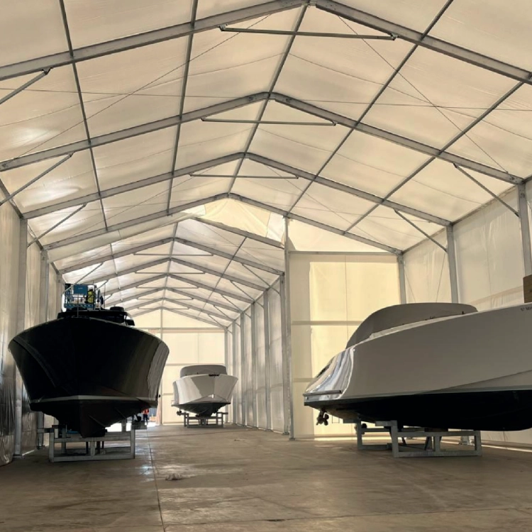 Almacén temporal desmontable con estructura modular utilizado en sector náutico para resguardo de embarcaciones