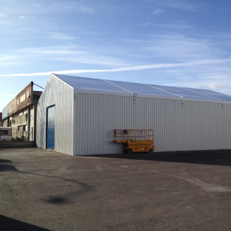 Nave industrial desmontable con estructura de aluminio y cerramientos metálicos, instalada en polígono logístico